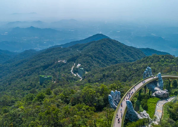 Ba Na tepelerindeki Altın Köprü 'nün havadan görüntüsü, Da Nang, Vietnam. İki dev beton el kaldırdı. Dağlardaki ikonik dünyaca ünlü köprü