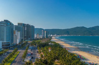 Da Nang sahil şeridinin gün batımı görüntüsü. Altın kumsalda yüksek otelleri ve gökdelenleri olan Khe sahil önü.