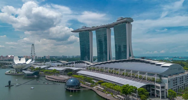 Singapur 'daki modern binalarla Marina Körfezi' nin havadan görünüşü. Modern binalar ve gökdelenlerle Singapur şehir merkezinin manzarası