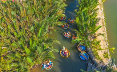 Hindistan cevizi köyü sepet tekne turunun havadan görüntüsü. Hoi An 'daki Palms Ormanı, Cam Thanh, Vietnam. Turistler Thu Bon nehrinde gezip eğleniyorlar.