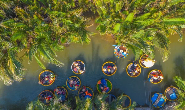 Hindistan cevizi köyü sepet tekne turunun havadan görüntüsü. Hoi An 'daki Palms Ormanı, Cam Thanh, Vietnam. Turistler Thu Bon nehrinde gezip eğleniyorlar.