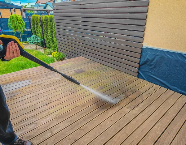 Homem Limpeza Deck Terraço Madeira Antes Lubrificar Pintura Com Limpador Imagens De Bancos De Imagens