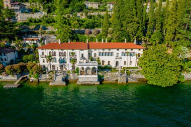 İtalya 'nın Lombardy bölgesindeki Como Gölü kıyısındaki Varenna tatil beldesindeki turistik villa Manastırı' nın hava manzarası.