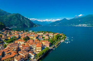 Menaggio, Como Gölü. Dağlarla çevrili ve Como Lake, Lombardy, İtalya 'da bulunan hava panoramik manzaralı Menaggio kasabası