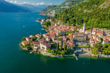 Menaggio, Como Gölü. Dağlar, mavi gökyüzü ve turkuaz suyla çevrili ve Como Lake, Lombardy, İtalya 'da yer alan havadan panoramik manzara