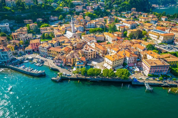 Menaggio, Como Gölü. Dağlarla çevrili ve Como Lake, Lombardy, İtalya 'da bulunan hava panoramik manzaralı Menaggio kasabası