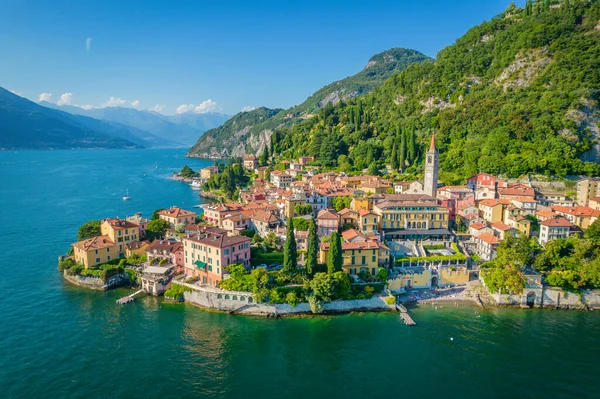 Menaggio, Como Gölü. Dağlar, mavi gökyüzü ve turkuaz suyla çevrili ve Como Lake, Lombardy, İtalya 'da yer alan havadan panoramik manzara