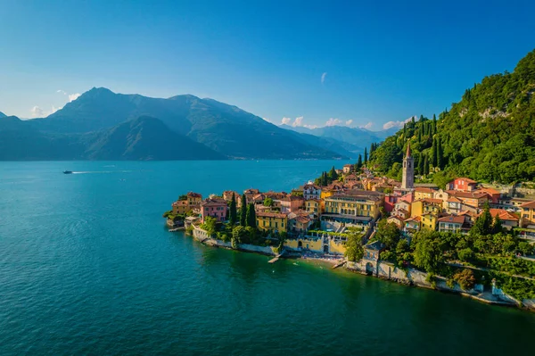 Menaggio Jezioro Como Panoramiczny Widok Miasto Otoczeniu Gór Błękitne Niebo Zdjęcia Stockowe bez tantiem