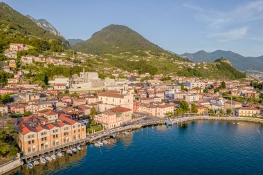 Marone, Iseo Gölü. Dağlarla çevrili ve Iseo Gölü, Brescia, Lombardy, İtalya 'da bulunan Marone kasabasının hava panoramik günbatımı manzarası