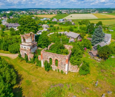 Rudamina din değiştirmenin efendisi VIlnius bölgesindeki harabeler, hava aracı manzaralı.