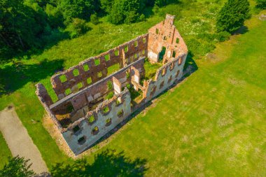 Polonya-Litvanya Cumhuriyetinde Paulava Cumhuriyeti 'nin kendi parlamentosu, ordusu ve kanunları vardır. Şu anda Litvanya 'da bulunan bir malikanenin havadan görünüşü