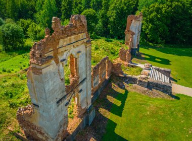 Polonya-Litvanya Cumhuriyetinde Paulava Cumhuriyeti 'nin kendi parlamentosu, ordusu ve kanunları vardır. Şu anda Litvanya 'da bulunan bir malikanenin havadan görünüşü