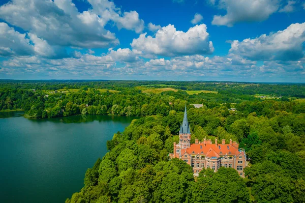 位于立陶宛Lentvaris湖畔的Tyszkiewicz Tiskeviciai庄园 都铎风格城堡的空中景观 — 图库照片