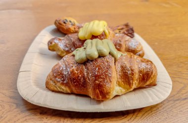 Kahvaltıda servis edilen fıstıklı ve limonlu geleneksel İtalyan kruvasanları.