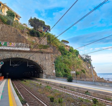 Manarola, İtalya - 08 09 2023: Cinque Terre 'deki tren istasyonu. Cinque Terre kasabalarından geçen tren - Riomaggiore, Manarola, Corniglia, Vernaca, Monterosso
