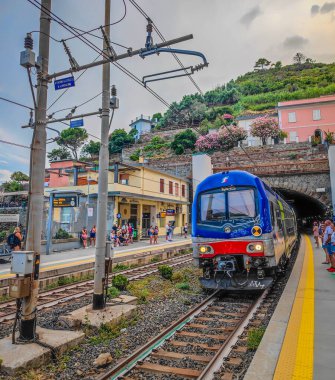 Manarola, İtalya - 08 09 2023: Cinque Terre 'deki tren istasyonu. Cinque Terre kasabalarından geçen tren - Riomaggiore, Manarola, Corniglia, Vernaca, Monterosso