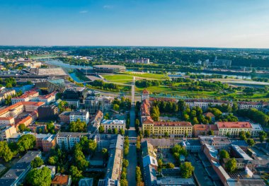 Kaunas şehir merkezi ve Özgürlük Bulvarı, Litvanya 'daki Laisves aleja. Yaz mevsiminde hava aracı görüntüsü.