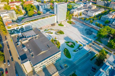 Kaunas şehir merkezi, Unity Meydanı, Avrupa 'nın en yeni ve modern meydanlarından biri. Hava aracı görünümü