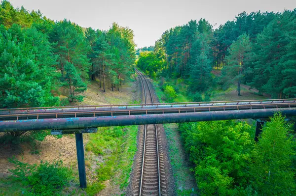 Demiryolu Üzerindeki Terk Edilmiş Bir Yaya Köprüsünün Havadan Görüntüsü Köprü — Stok fotoğraf