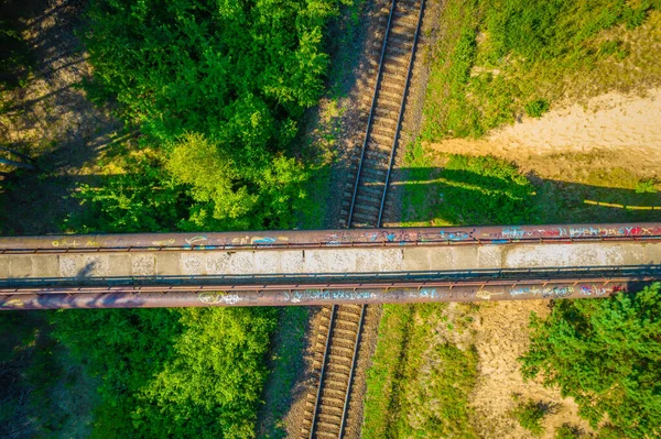 Luftaufnahme Einer Verlassenen Fußgängerbrücke Über Die Eisenbahn Die Brücke Auf — Stockfoto