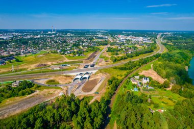 Kaunas, Litvanya 'da, Kaunas gölü kıyısında yeni şehir çevre yolu ve tünelleri inşa ediliyor. Hava aracı görünümü