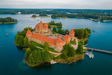 Trakai kalesinin havadan görünüşü. Galve Gölü 'nde bulunan Ortaçağ Gotik Adası kalesi. Yukarıdan drone fotoğrafı