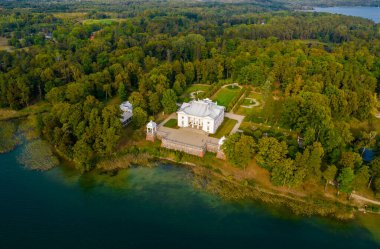 Litvanya 'nın Trakai Galve Gölü' ndeki Uzutrakis Malikanesi 'nin sonbaharda güpegündüz çekilmiş insansız hava aracı görüntüleri.