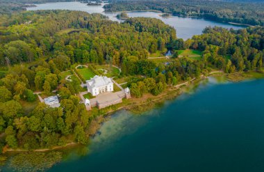 Litvanya 'nın Trakai Galve Gölü' ndeki Uzutrakis Malikanesi 'nin sonbaharda güpegündüz çekilmiş insansız hava aracı görüntüleri.