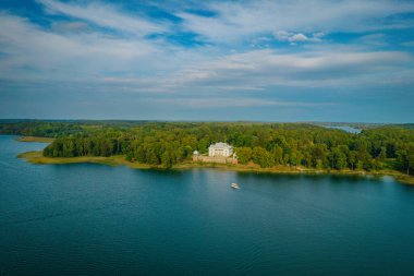 Litvanya 'nın Trakai Galve Gölü' ndeki Uzutrakis Malikanesi 'nin sonbaharda güpegündüz çekilmiş insansız hava aracı görüntüleri.