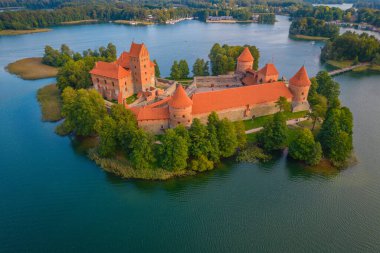 Trakai kalesinin havadan görünüşü. Galve Gölü 'nde bulunan Ortaçağ Gotik Adası kalesi. Yukarıdan drone fotoğrafı