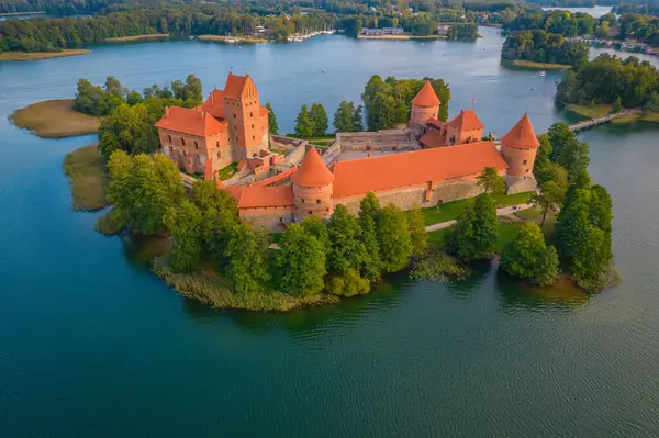 Trakai kalesinin havadan görünüşü. Galve Gölü 'nde bulunan Ortaçağ Gotik Adası kalesi. Yukarıdan drone fotoğrafı