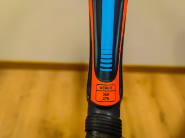 Kutuda yazan raketin ağırlığıyla birlikte padel raketinin yan tarafı. Kürek raketlerinin ağırlığı farklıdır.