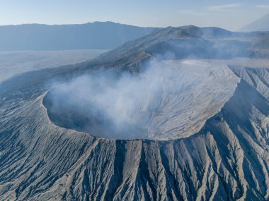 Aktif volkan krateri, Bromo, Doğu Java, Endonezya. Gündüz vakti kraterden gelen dumanlı gaz buharının hava manzarası