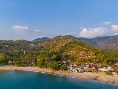 Batı Nusa Tenggara, Endonezya 'daki Lombok Adası' ndaki Senggigi tatil köyü kıyı şeridi havadan görünüyor. Bali adasının doğusundaki tatil köyü.