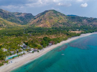 Lombok Adası, Batı Nusa Tenggara, Endonezya 'daki kıyı şeridi manzarası. Bali adasının doğusundaki yazlık ada.