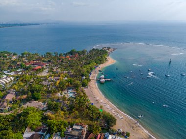 Batı Nusa Tenggara, Endonezya 'daki Lombok Adası' ndaki Senggigi tatil köyü kıyı şeridi havadan görünüyor. Bali adasının doğusundaki tatil köyü.