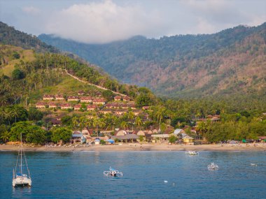 Lombok Adası, Batı Nusa Tenggara, Endonezya 'daki kıyı şeridi manzarası. Bali adasının doğusundaki yazlık ada.