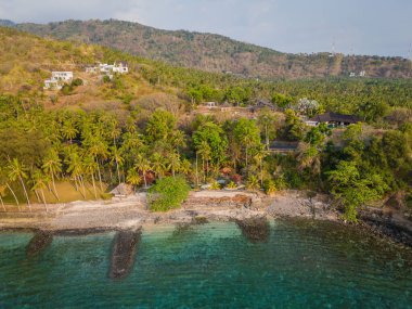 Lombok Adası, Batı Nusa Tenggara, Endonezya 'daki tropikal sahil şeridinin havadan görüntüsü. Bali adasının doğusundaki yazlık ada.