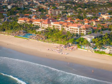 Seminyak sahil şeridinin havadan görünüşü. Güney Bali, Endonezya 'daki ünlü ve lüks Kuta plaj beldesi. Güneşli hava aracı fotoğrafı