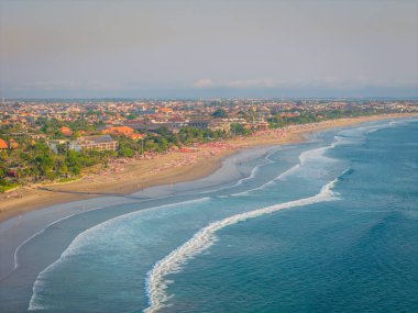 Seminyak sahil şeridinin havadan görünüşü. Güney Bali, Endonezya 'daki ünlü ve lüks Kuta plaj beldesi. Güneşli hava aracı fotoğrafı