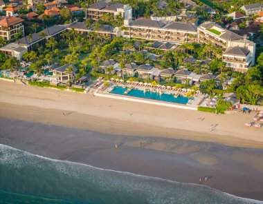 Seminyak sahil şeridinin havadan görünüşü. Güney Bali, Endonezya 'daki ünlü ve lüks Kuta plaj beldesi. Güneşli hava aracı fotoğrafı