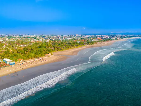 Seminyak sahil şeridinin havadan görünüşü. Güney Bali, Endonezya 'daki ünlü ve lüks Kuta plaj beldesi. Güneşli hava aracı fotoğrafı