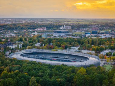 Litvanya 'nın en büyük futbol stadyumu olan Kaunas Darius ve Girenas' ın günbatımı manzarası. Çok amaçlı bir stadyumun havadan çekilmiş fotoğrafı.