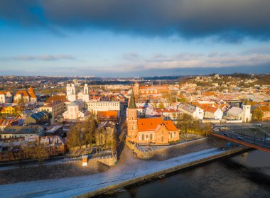 Kışın Kaunas 'ın eski kasabasının havadan görünüşü. Şehir merkezi ve Vytautas Magnus kilisesi insansız hava aracı görüntüsü