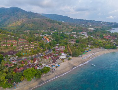 Batı Nusa Tenggara, Endonezya 'daki Lombok Adası' ndaki Senggigi tatil köyü kıyı şeridi havadan görünüyor. Bali adasının doğusundaki tatil köyü.