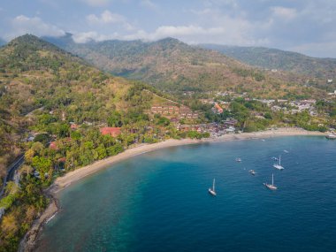 Batı Nusa Tenggara, Endonezya 'daki Lombok Adası' ndaki Senggigi tatil köyü kıyı şeridi havadan görünüyor. Bali adasının doğusundaki tatil köyü.