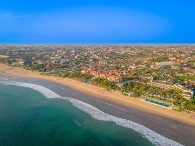 Seminyak sahil şeridinin havadan görünüşü. Güney Bali, Endonezya 'daki ünlü ve lüks Kuta plaj beldesi. Güneşli hava aracı fotoğrafı