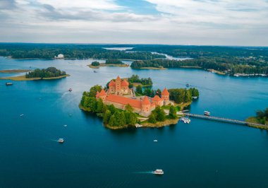 Trakai kalesinin havadan görünüşü. Galve Gölü 'nde bulunan Ortaçağ Gotik Adası kalesi. Yukarıdan drone fotoğrafı
