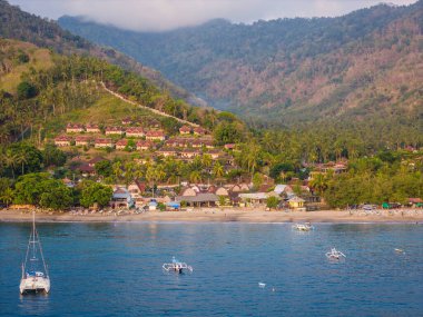 Lombok Adası, Batı Nusa Tenggara, Endonezya 'daki kıyı şeridi manzarası. Bali adasının doğusundaki yazlık ada.