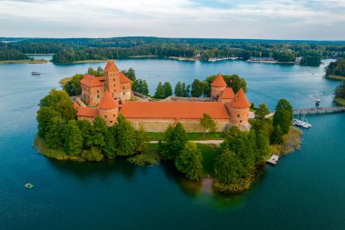 Trakai kalesinin havadan görünüşü. Galve Gölü 'nde bulunan Ortaçağ Gotik Adası kalesi. Yukarıdan drone fotoğrafı